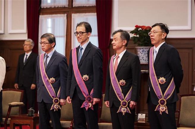 蔡英文總統13日頒授13位政務人員勳章。圖／總統府提供