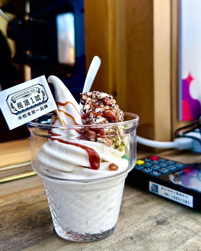 SOGO忠孝馆台东长滨山海殿「盐之花米霜淇淋」120元。（SOGO提供）