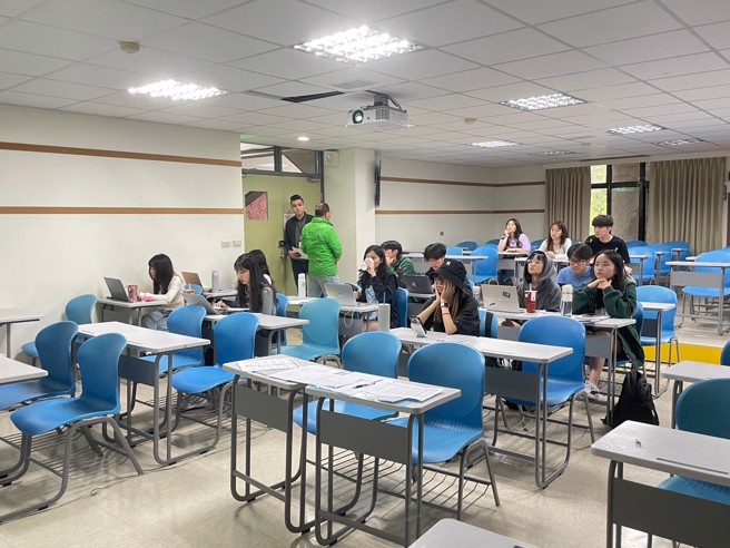 台灣大學同學們專心聆聽說明會。（攝/李品臻）