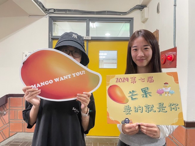 台灣大學政治系大二謝依澄(左)生傳系大三林臻(右) 。（攝/李品臻）