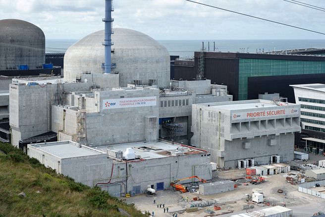 法國弗拉芒維爾核電廠的歐洲壓水式反映爐，它的外觀特徵就是有著龐大的圓頂。(圖/Flamanville NPP)
