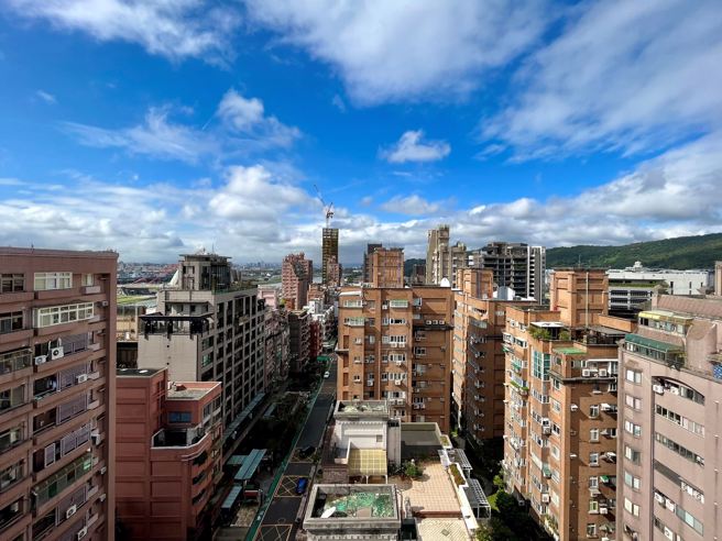 永庆房屋提醒，过户房产的房地现值总额若超出每人每年244万元，就要缴纳赠与税。图/永庆房屋提供