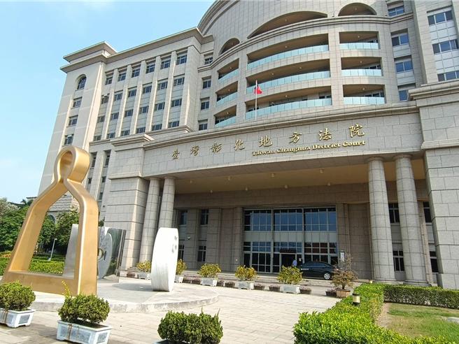 桃园1名曾姓男子约17岁女网友于彰化性交易，双方约定以2万元成交，事后曾男竟以22张玩具假钞支付，女子气得报警，彰化地院依以诈术使少年为有对价之性交行为罪，判处曾男有期徒刑1年，缓刑2年，并应向女网友支付20万元。（叶静美摄）