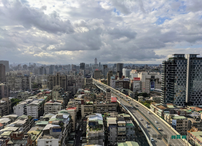 有民眾发现台北市建筑经营管理协会的徵才讯息上标榜，员工到职满6个月即送台北市大安区建地，引发热议。（示意图／资料照）