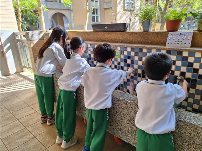 新北市肠病毒进入流行期，卫生局长陈润秋今（13）日表示已有67班停课、上周就诊高达3082人。国民党籍新北市议员陈伟杰呼吁为了学童健康，新北应重新研议肠病毒通报与停课作业规定，民眾党籍新北市议员陈世轩则要新北针对停课后仍要上班的家长如何临托部分做检讨。（新北市卫生局提供）