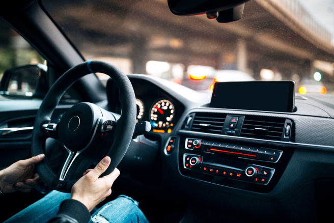 英国一项实测显示，汽车内部以驾驶座、安全带、手煞车、门把手等4处最脏，细菌菌落数比马桶多。（示意图：shutterstock／达志）