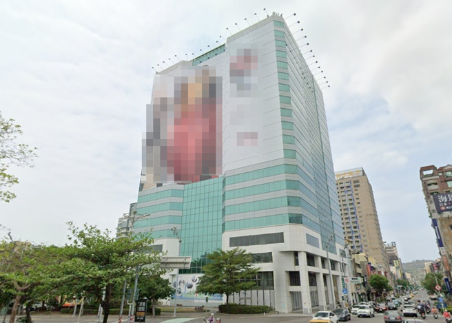 高雄桥旁的閒置19年的「大元国际大楼」，外墙广告费一年高达3500万元。（翻摄Google Maps）