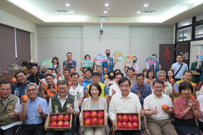 吳宏謀（前排右三）、周春米（前排中）聯手行銷枋山芒果。（圖片來源：屏東縣政府提供）