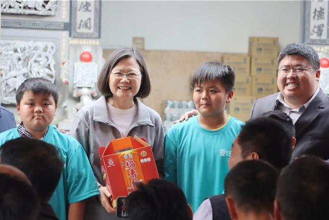 蔡英文總統來到鹿草鄉，小粉絲特地送上伴手禮。（呂妍庭攝）