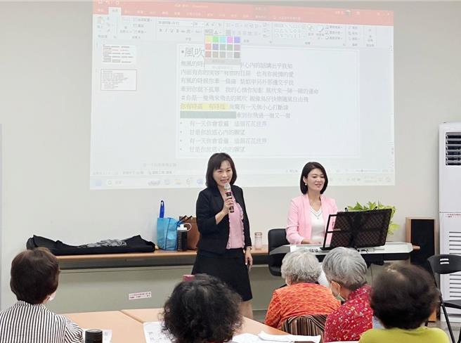 13日番路乡农会总干事赵幸芳与课程老师蔡温娣携手合作，亲自领唱「感谢」、「风吹的愿望」等曲目，一同度过感恩5月。（番路乡农会提供∕吕妍庭嘉义传真）