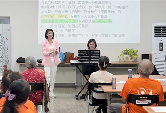 13日番路乡农会总干事赵幸芳与课程老师蔡温娣携手合作，亲自领唱「感谢」、「风吹的愿望」等曲目，一同度过感恩5月。（番路乡农会提供∕吕妍庭嘉义传真）