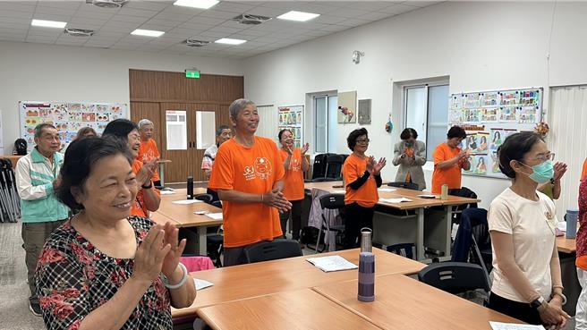 课程让长辈享受歌唱的快乐，也增强肺活量、心臟功能及脑部记忆。（番路乡农会提供∕吕妍庭嘉义传真）