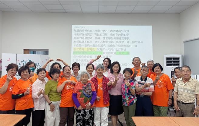 番路乡农会总干事赵幸芳与课程老师蔡温娣携手合作，亲自领唱「感谢」、「风吹的愿望」等曲目，一同度过感恩5月。（番路乡农会提供∕吕妍庭嘉义传真）