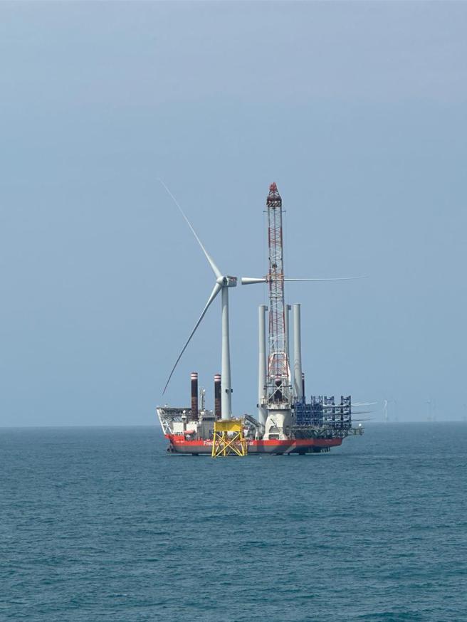 中能發電公司宣布，中能風場首座風機成功完成安裝邁向2024商轉里程碑。圖／中能風場提供