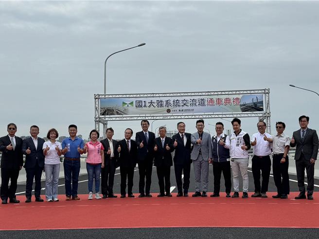 衔接台74线的「国道1号大雅系统交流道」13日中午举办通车典礼，行政院长陈建仁（右八）特地南下参与，被视为2026台中市长热门人选的蓝委江启臣（右六）、杨琼璎（左五）和绿委蔡其昌（左二）、何欣纯（左三）也全到齐。（潘虹恩摄）