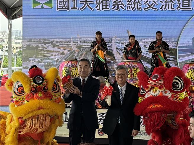 国道1号衔接台74线的「大雅系统交流道」13日近中午举办通车典礼，行政院长陈建仁（中）南下台中共襄盛举，会前接受媒体联访。（潘虹恩摄）