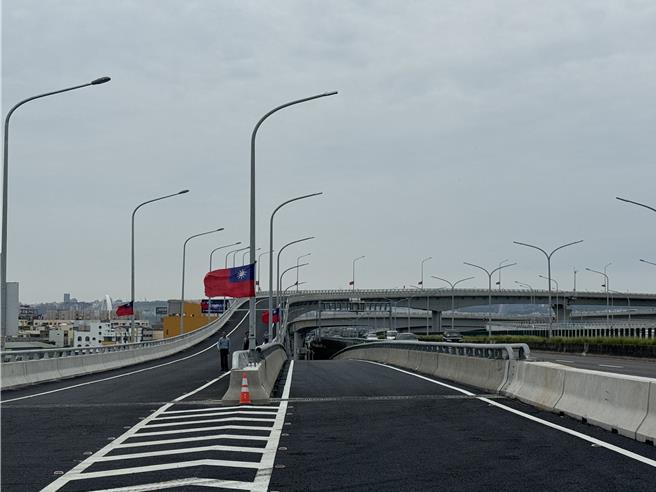 国道1号衔接台74线的「大雅系统交流道」13日下午5时正式通车启用，通车后国1往潭子、往西屯方向皆预估可节省至少20分钟车程。（潘虹恩摄）