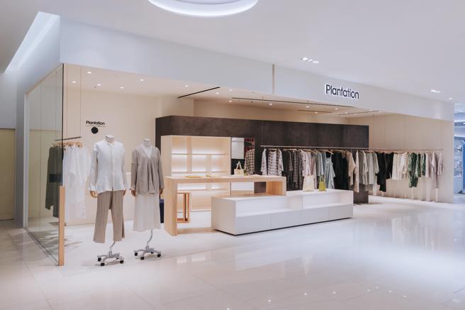 台中大远百3楼轻奢品牌迎来全新店柜改装，瞄准金字塔高端客层。（远百提供）