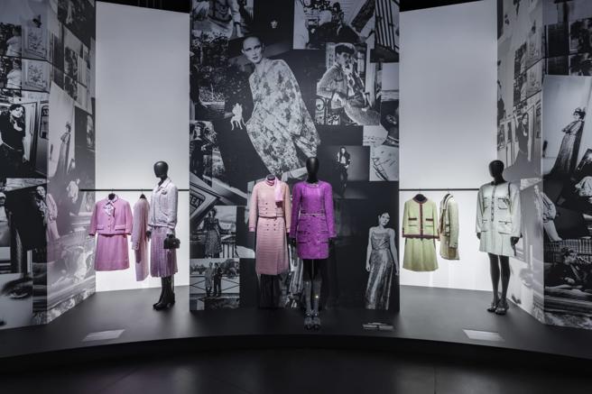 香奈儿经典服装在不同年代各有不同的风貌，是香奈儿女士与Virginie Viard两个世代奇女子的精采对话。（CHANEL提供）