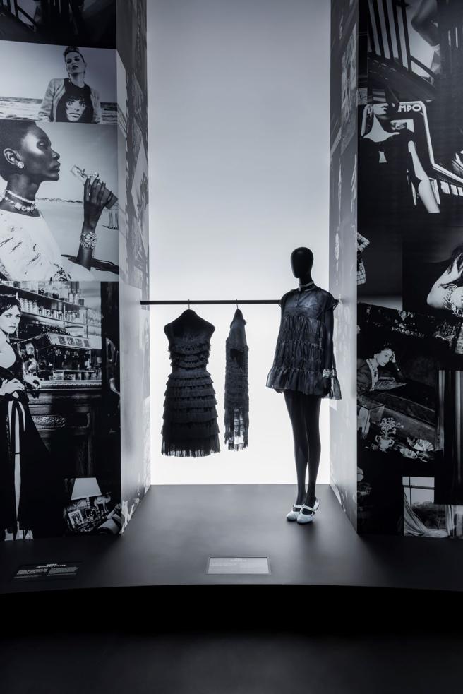 香奈儿的经典小黑洋装，左为香奈儿女士创作的骨董衣，右是创意总监Virginie Viard的近作。（CHANEL提供）