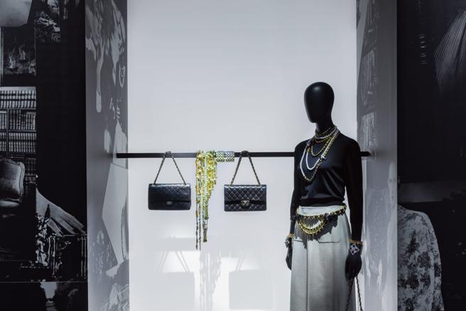 1955年香奈儿女士创作的2.55包款（左）与1983年由Karl Lagerfeld设计11.12包，察觉两者的微小差异成为观赏的乐趣。（CHANEL提供）