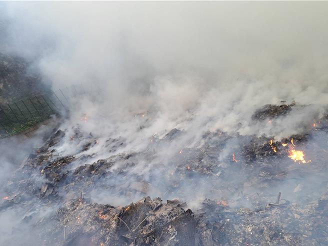 台東縣綠島鄉垃圾堆置場昨（12）日傍晚起火燃燒，烈火伴隨濃煙惡臭飄散。（台東縣環保局提供／蕭嘉蕙台東傳真）