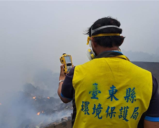 台東縣環保局今（13）日監測綠島鄉垃圾堆置場周界空氣品質，PM10及PM2.5均遠高於空氣品質標準。（台東縣環保局提供／蕭嘉蕙台東傳真）