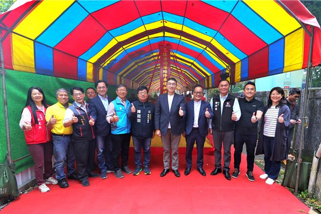 基隆市長謝國樑（右5）、基隆市議會議長童子瑋（右4）等人，13日上午共同出席過港路停車場開工動土儀式，整體工程預估將於明年2月完工，預期將新增60個停車格。（基隆市政府提供／張志康基隆傳真）