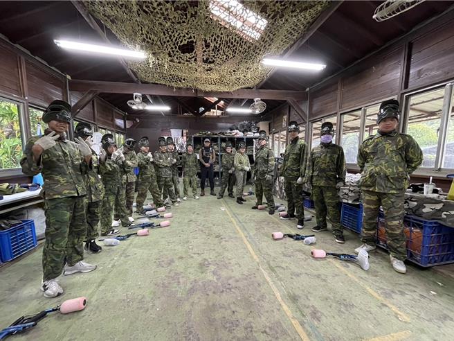 新北市少年警察队与光復高中国中部举办漆弹对抗。（新北市少年警察队提供）