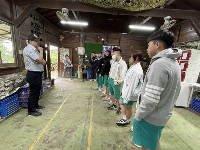 少年队队长廖睿辰向学生宣导防诈识诈。（新北市少年警察队提供）