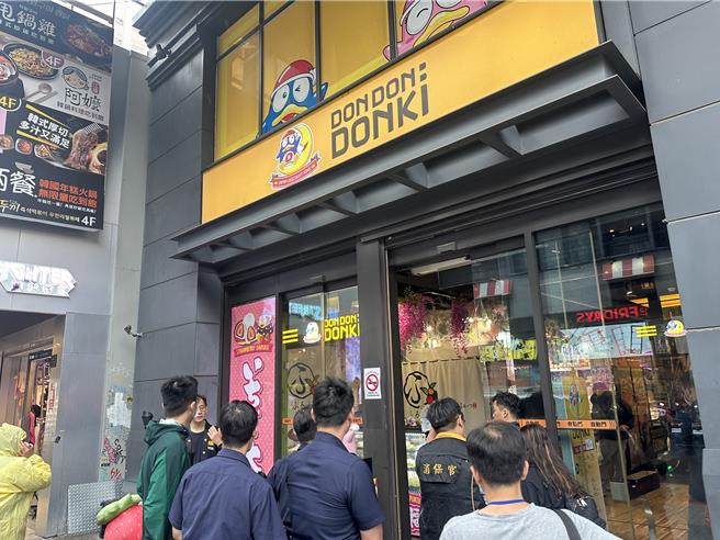 台北市法務局今日會同消保官及警察局等單位稽查唐吉軻德扭蛋大賞一事，並請業者說明及提供相關資料。（台北市法務局提供／劉瑋晴台北傳真）