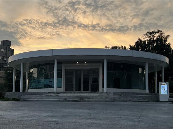 斥资5.1亿元兴建的平镇区1895乙未保台纪念公园成打卡热点，但游客管理中心却閒置3年多，遭讽刺是「最大装置艺术」。（黄敬平提供／蔡依珍桃园传真）