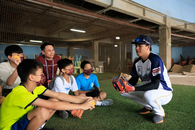 球員為「台灣國際兒童村」孩童講解如何傳接球。（圖／宸華生技提供）