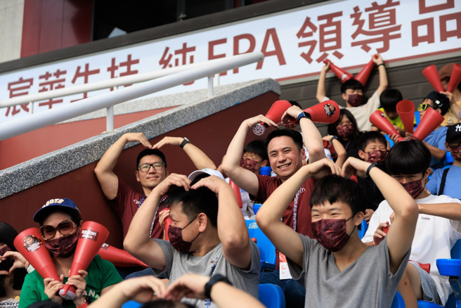 關懷注意力不足過動症，宸華生技邀ADHD兒童看棒球賽。（圖／宸華生技提供）