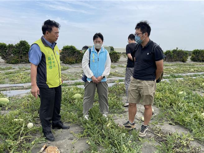彰化縣府農業處今天下午邀集今天下午也邀請農糧署、農業部臺中區農業改良場、福興鄉公所，進行四方面會勘，盼爭取中央給予救助，協助農民渡過這次豪雨所造成的困境。（縣府提供／葉靜美彰化傳真）