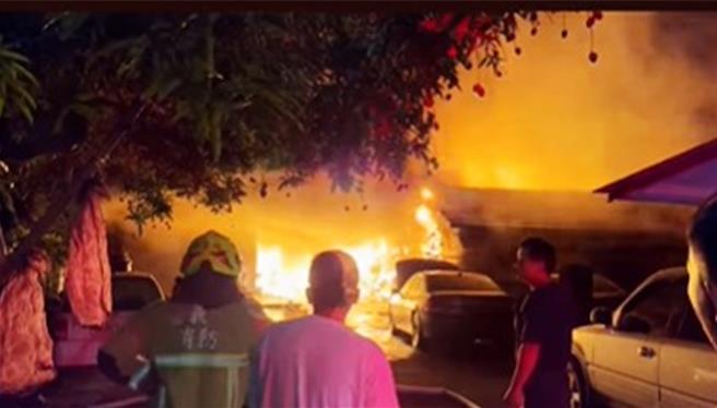 疑似放置汽車材料的廠房起火後，火勢蔓延迅速，波及一旁三合院建築，消防員到場時，火勢已相當大。（呂妍庭翻攝）