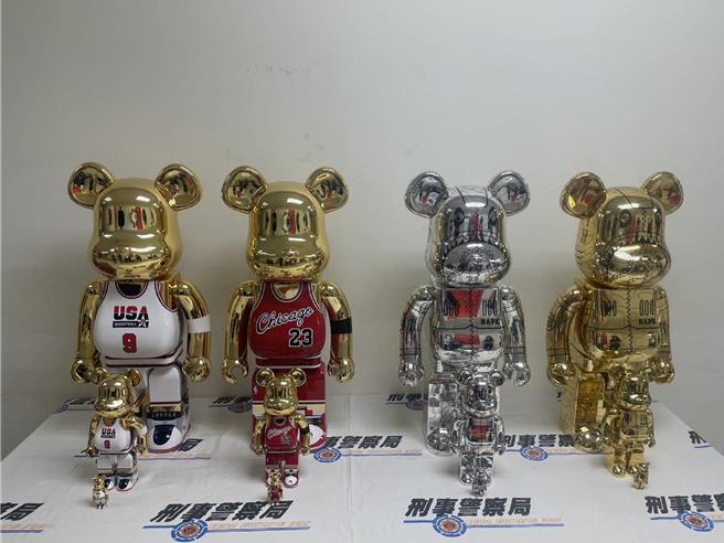 嫌犯家中查扣12支精品公仔，推估要價150萬。（警方提供）