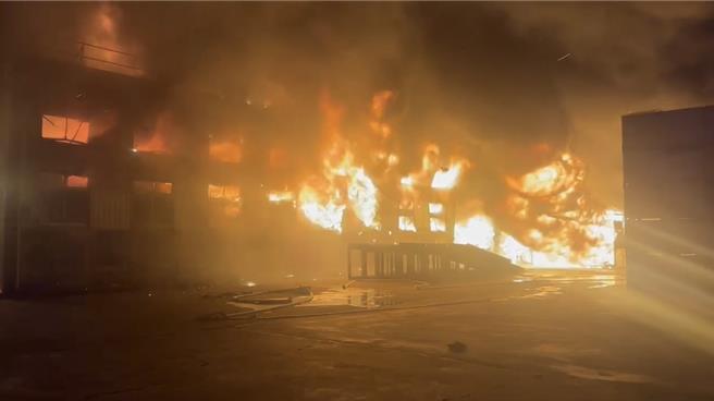 台南市佳里区海澄里一间建材制造工厂，13日晚间近10点发生火灾，3000平方公尺的厂房陷入火海。（读者提供／张毓翎台南传真）