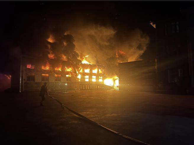 由于厂内堆放易燃石化原料，消防人员到场时，现场已陷入一片火海。（读者提供／张毓翎台南传真）