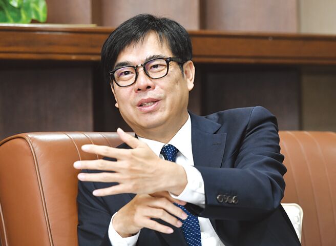 陳其邁接任高雄市長之後，引進捷運聯合開發案的民間資金超過700億元，公辦都更初估投資金額逾1,300億元，合計引資超過2,000億元，大幅挹注高雄財政。圖／本報資料照片