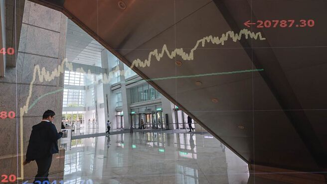 台股短线类股轮动快速，法人建议，持续关注基本面展、望佳AI概念股。图／本报资料照片