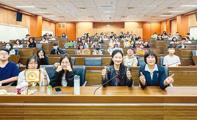 响应全民防诈，第一银行前进校园分享阻诈实务。图／第一银行提供