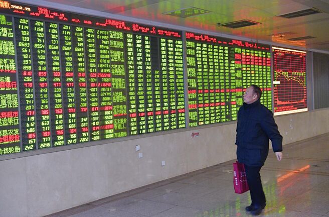 大陸經濟內外需回暖，陸股可分批逢低進場。圖／中新社