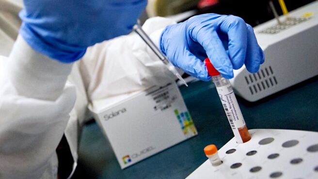 醫療產業股價2023年落後大盤約2成，創造逢低布局空間，考量財報獲利表現平穩，在股價與基本面短暫背離之後，可望迎來落後補漲買盤青睞。圖／美聯社