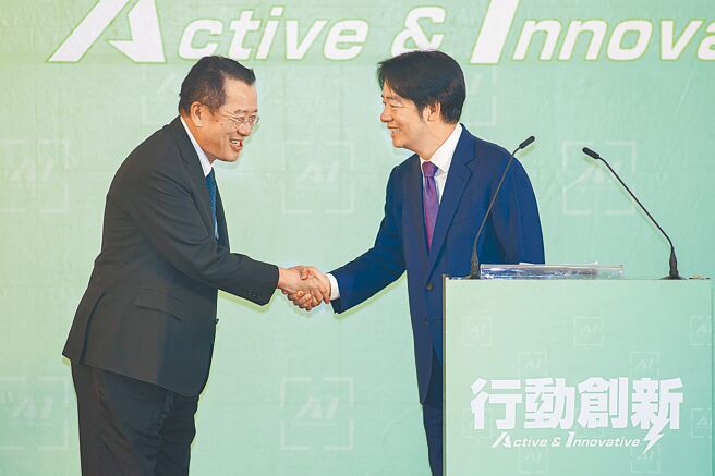 黄埔百年校庆将于6月16日在高雄凤山陆军官校举行，届时国防部长顾立雄（左）与三军统帅赖清德（右）都将会参加。（本报资料照片）