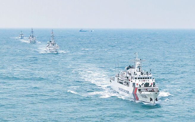 大陆海警、海监等船只，近期频繁在金门水域出没，彰显主权。图为2024年2月，大陆福建海警组织舰艇编队在金门附近海域进行执法巡查。（摘自中国海警局官网）