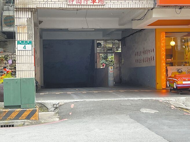 新北市板桥区国光路地下停车场前，8日晚间发生黄姓男子路倒遭车辆辗过，3小时后送医不治。（王扬杰摄）