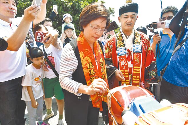 彰化縣鹿港慶端陽龍王祭12日登場，彰化縣長王惠美（中）帶領遶境及為龍舟開光點睛，祈求庇佑龍舟競賽平安順利。（彰化縣政府提供／孫英哲彰化傳真）