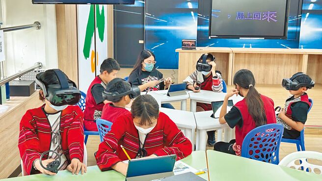 南投縣10所學校推動XR課程，今年結合原住民文化教材，帶領學童認識仁愛鄉南豐村賽德克族，帶上頭盔的學童彷如身歷其境般探索部落，大讚有趣。（南投縣府提供／潘虹恩南投傳真）