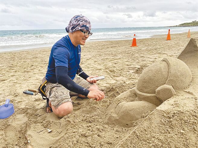 由台東縣府主辦的東浪嘉年華已成為指標性活動，活動之一的親子沙雕廣受好評，圖為2023年活動照。（蔡旻妤攝）
